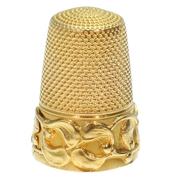 Gold Art Nouveau thimble with mistletoe motif
